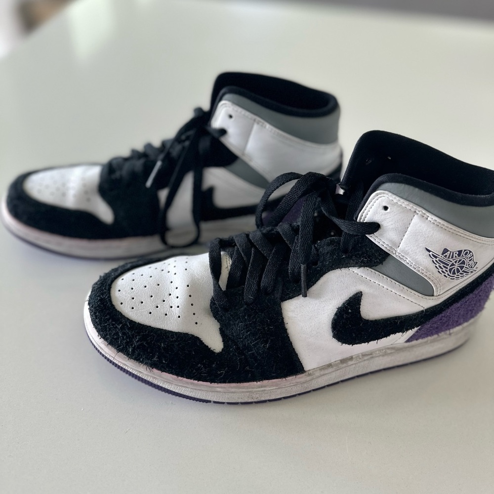 Air Jordan 1 High. Size 8.5. Normal use. Good shape.